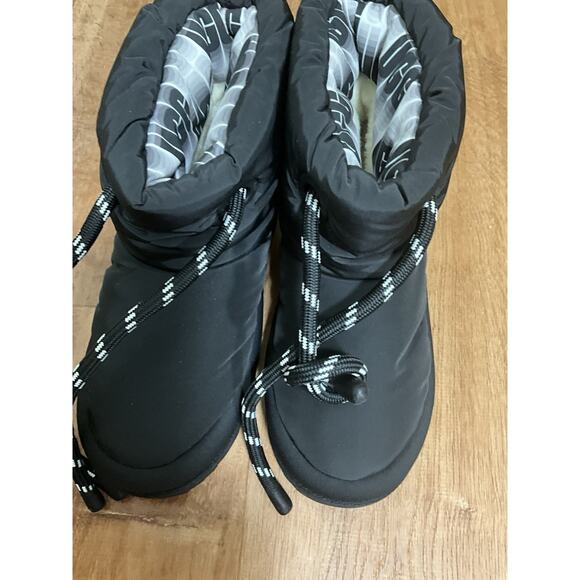 UGG BLACK CLASSIC MAXI SHORT WINTER SNOW BOOTS, KIDS- SIZE 4 - Picture 1 of 9